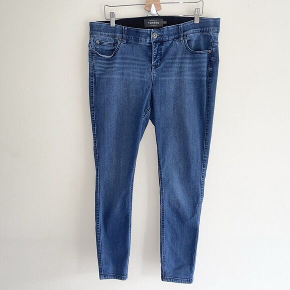 Torrid Denim Plus Size 18 R Jeans Blue Medium Wash Mid Rise Skinny Leg Stretch - Picture 1 of 8